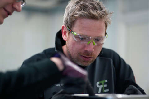 Mitarbeiter der RET im Austausch zu Rohmaterial.